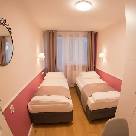 Grzybowska 9 * Varsovie